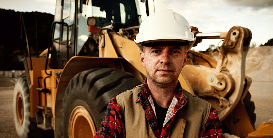 BAU UND BAUMASCHINEN